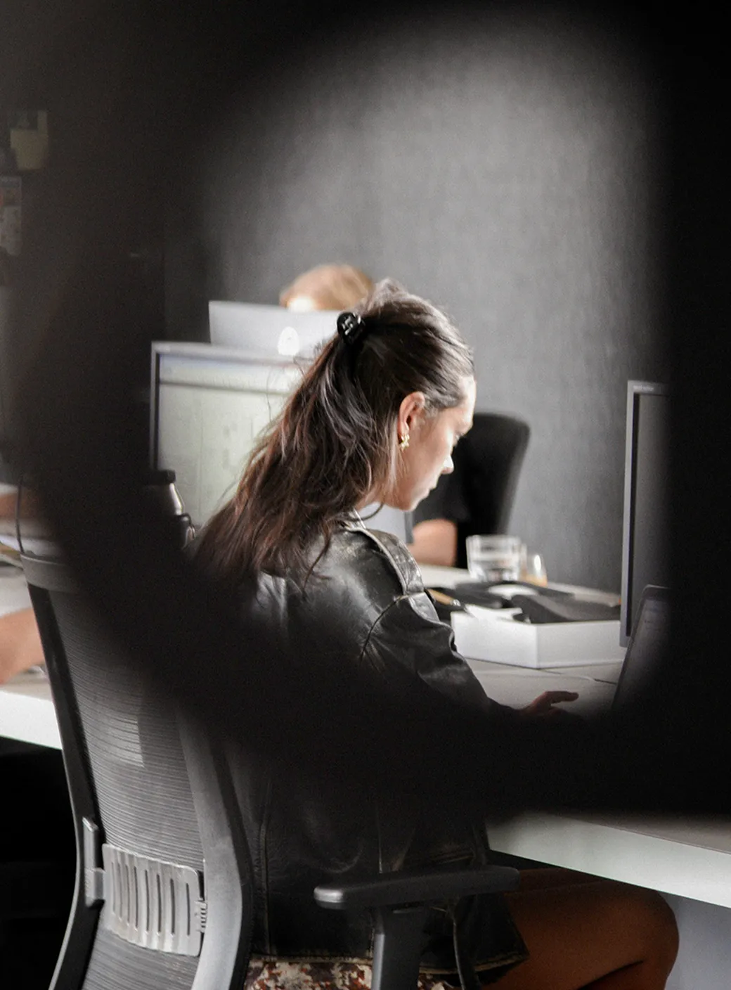 Bild einer Mitarbeiterin bei der Arbeit