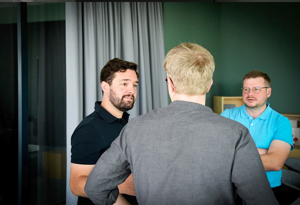 Gesprächssituation dreier Angestellten