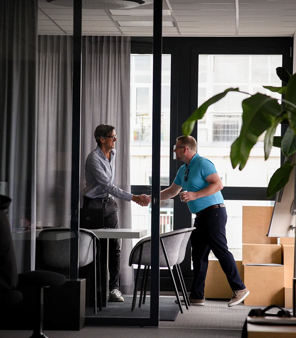 Mitarbeiter und Kunde in unserem Büro bei einer Handshake Situation