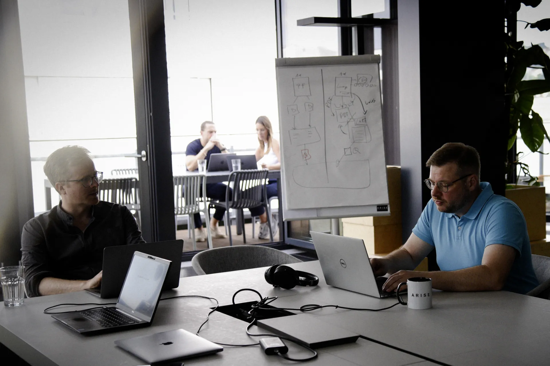 Office Situation zweier Mitarbeitenden am Laptop