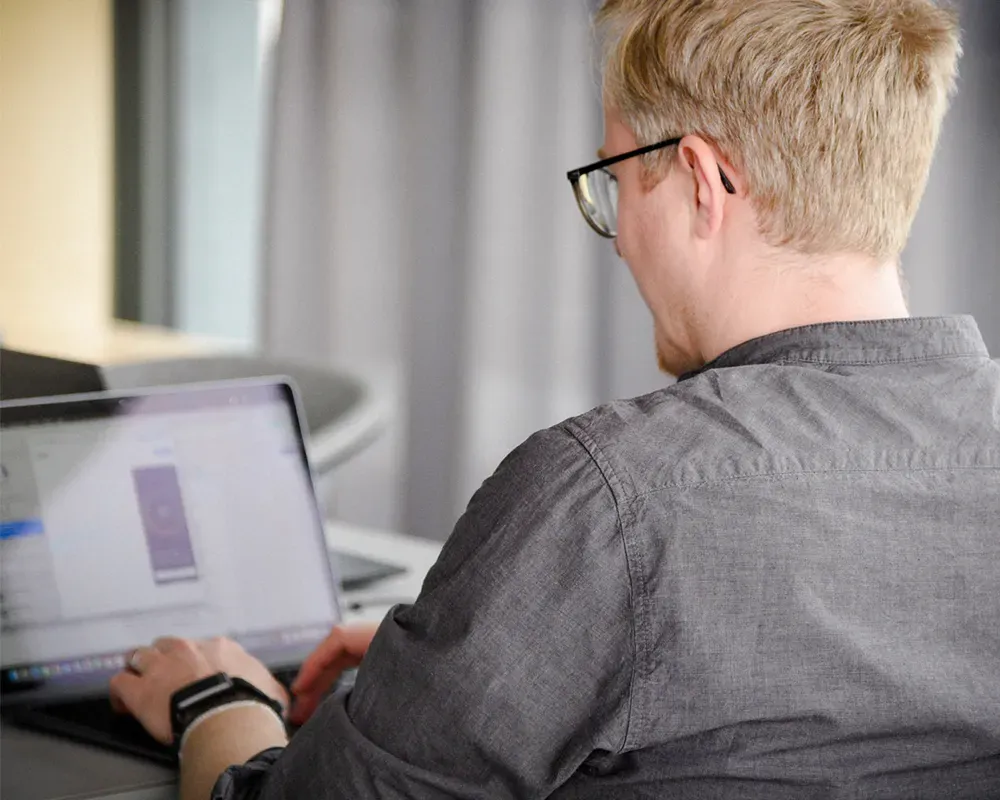 Mitarbeiter am Laptop