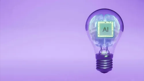 Glühbirne mit Gehirn und KI-Chip auf violettem Hintergrund