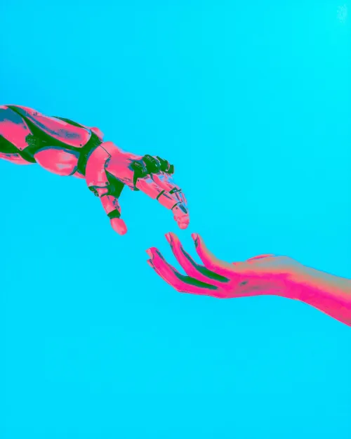 Roboterhand und menschliche Hand greifen vor blauem Hintergrund aufeinander zu